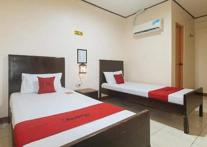 Reddoorz @ Elegance Near Naia T3 2*