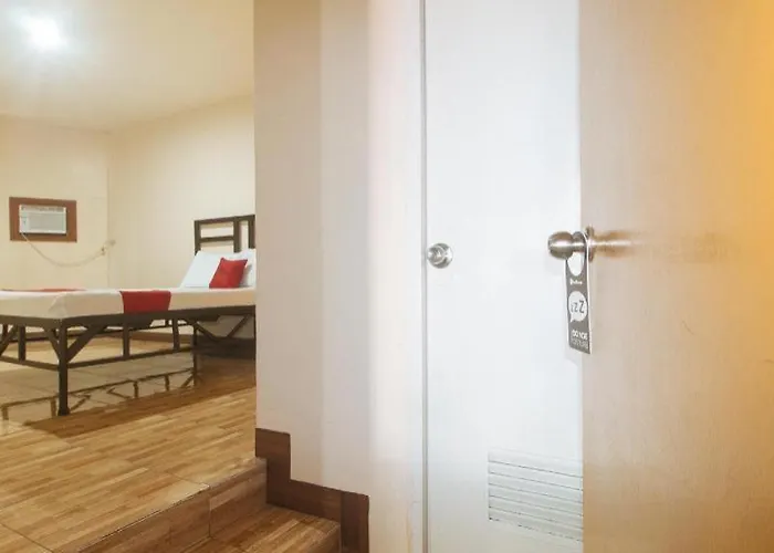 Reddoorz @ Elegance Near Naia T3 Pensión